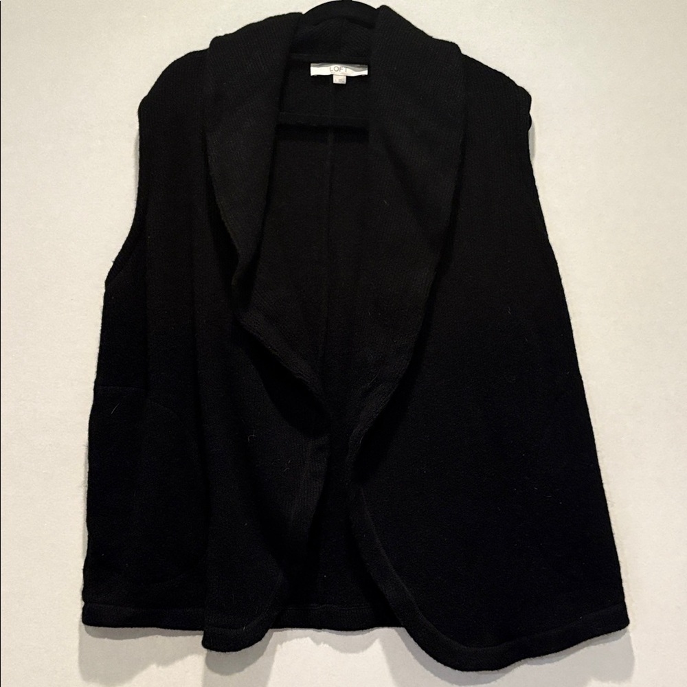 LOFT - Sweater Vest. Sleeveless Cardigan. Shawl Collar. Size Large. Black.